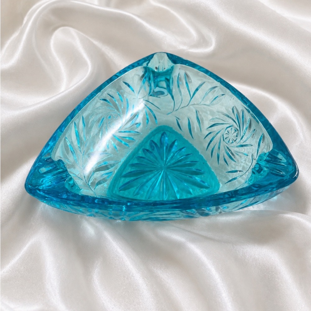 HAZEL ATLAS Aqua Blue Starburst Pattern Cut Glass Triangle Ashtray